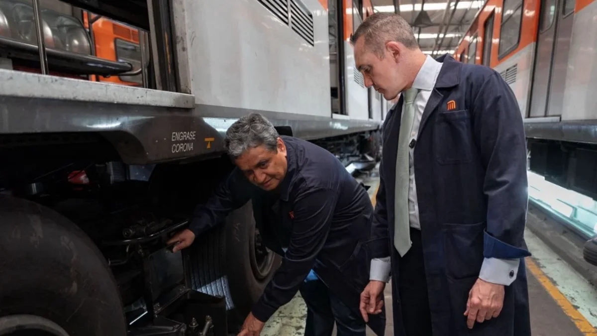 Adrián Rubalcava supervisa el mantenimiento de trenes de la Línea 2 del Metro