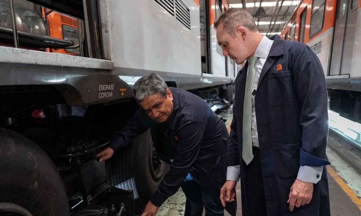 Adrián Rubalcava supervisa el mantenimiento de trenes de la Línea 2 del Metro