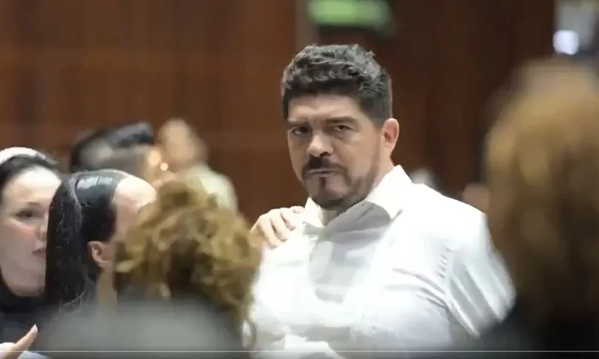 Diputado de Morena 'le canta un tiro' a su homólogo del PRI en plena sesión