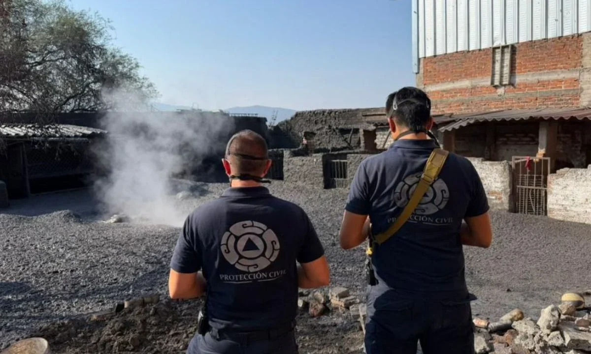 En el patio de una casa en Michoacán, nace un géiser y activan protocolos de emergencia