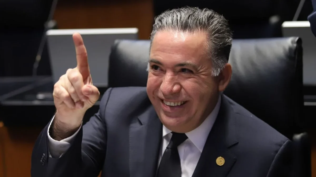 Enrique Inzunza sigue sin acudir a sesiones, pero presume su lectura del día