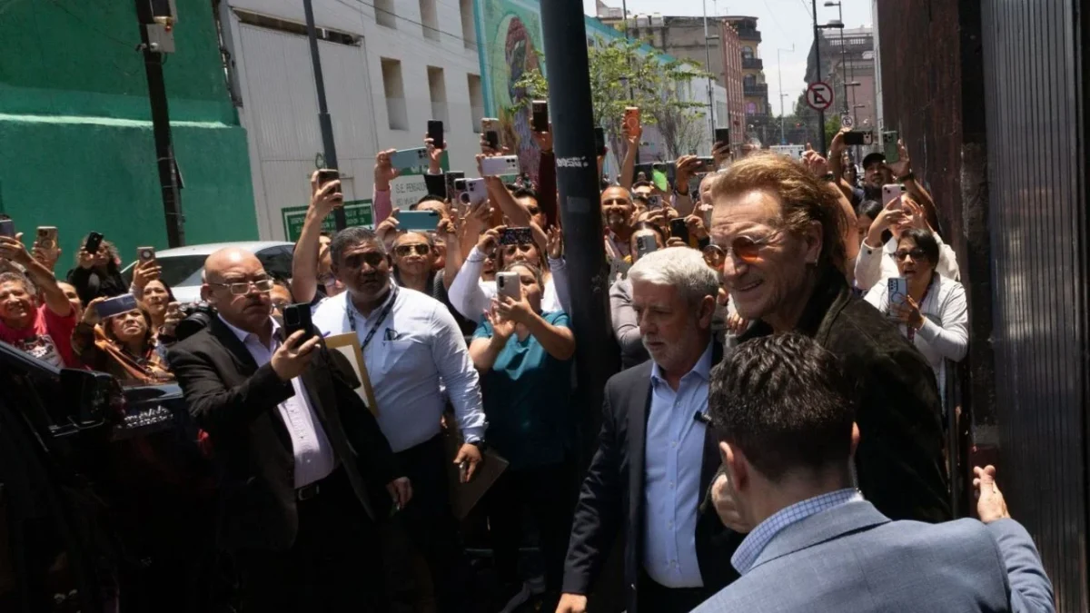 Fans de U2 se reúnen frente a Palacio Nacional
