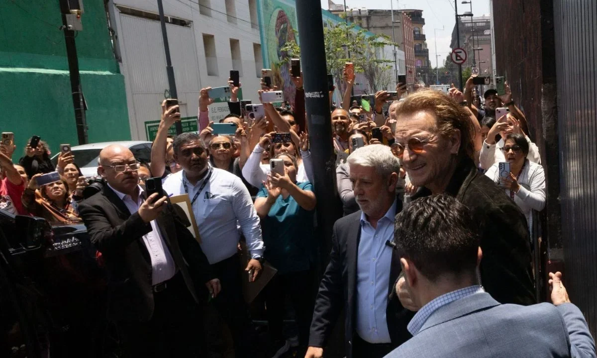 Fans de U2 se reúnen frente a Palacio Nacional