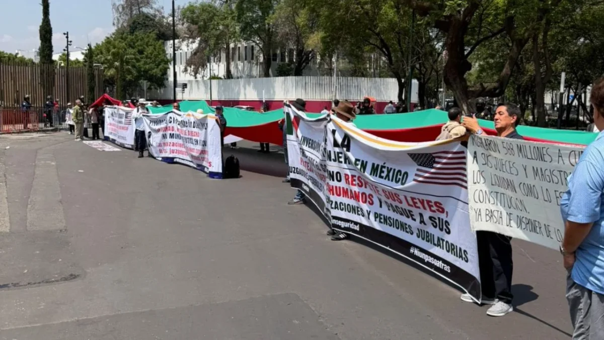 Juzgadores cesados protestan frente a Embajada de EU
