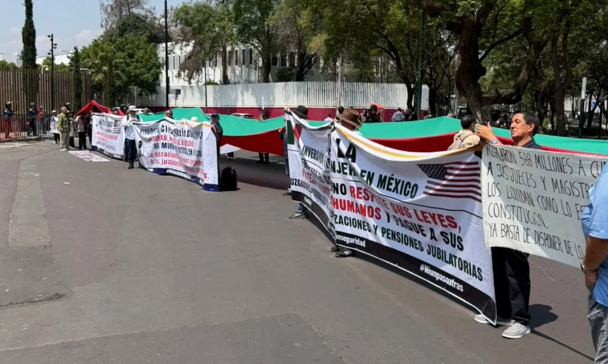 Juzgadores cesados protestan frente a Embajada de EU