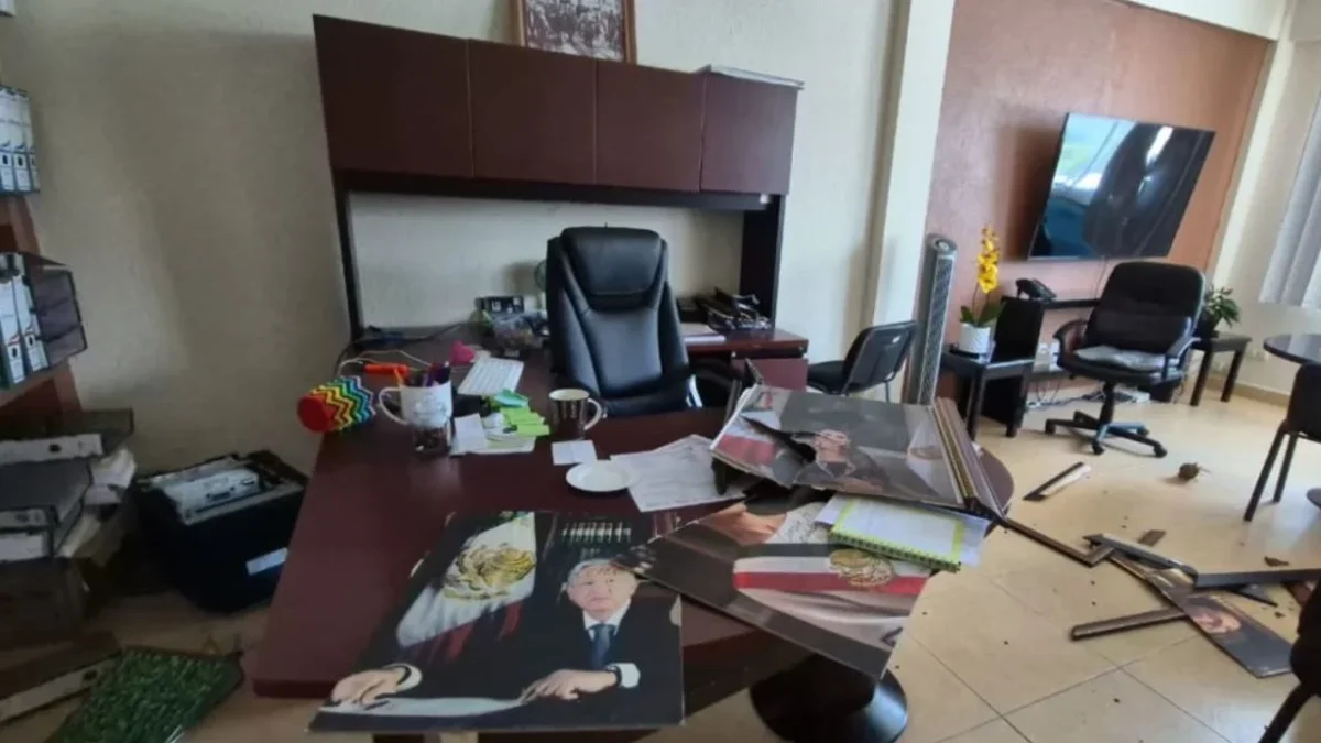Maestros destrozan oficinas de la Secretaría de Educación de Guerrero en Chilpancingo