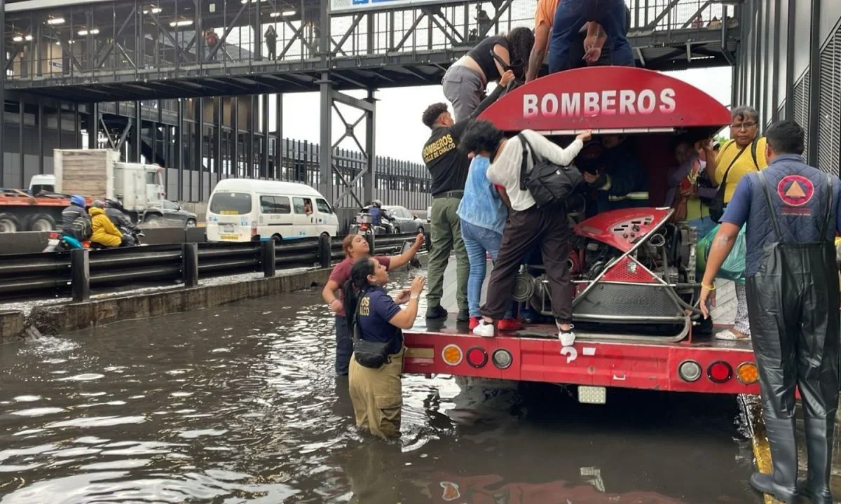 Por aguacero se inunda la lateral de la México Puebla y queda suspendida por varias horas