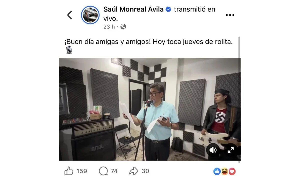 Saúl Monreal causa polémica al cantar con músico con playera nazi