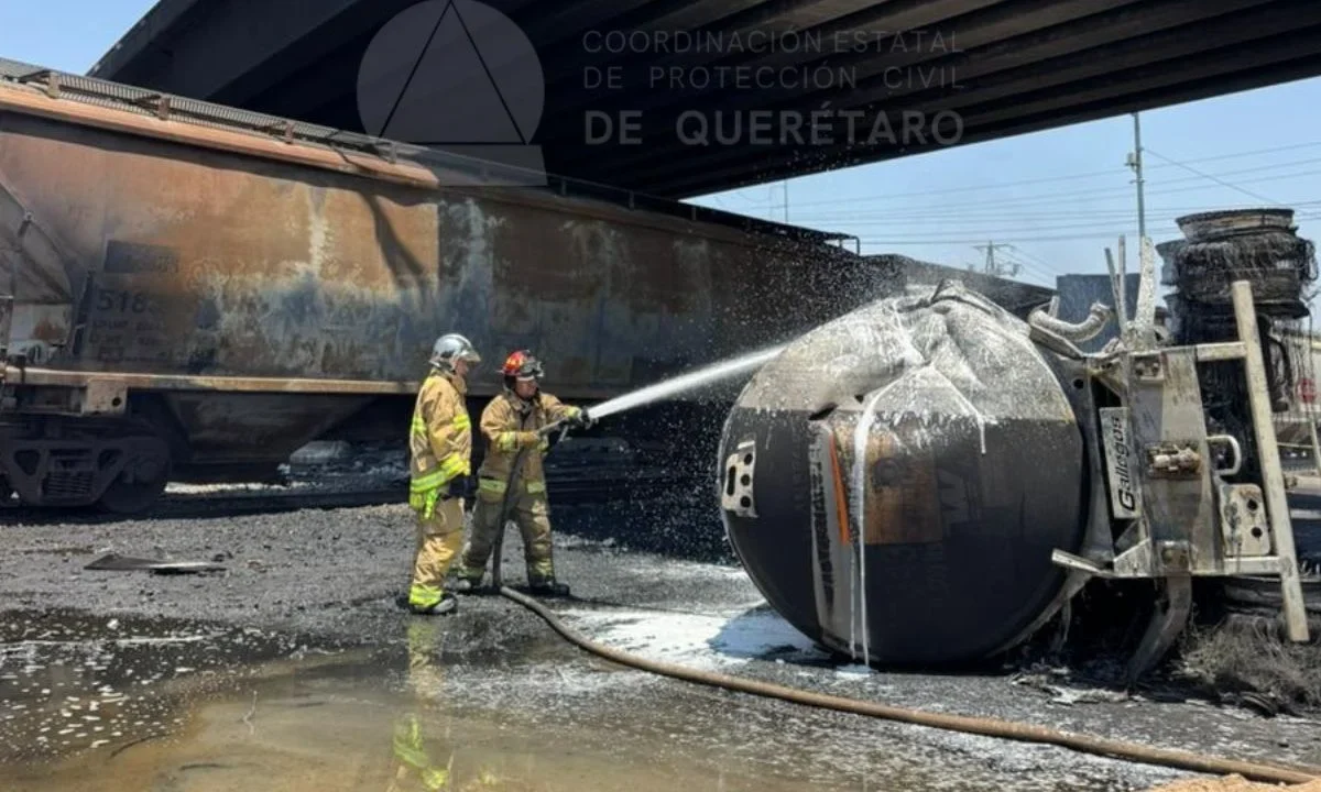 De acuerdo con autoridades, dos personas murieron en el accidente registrado entre una pipa y un tren en Puente de Viborillas, Querétaro.