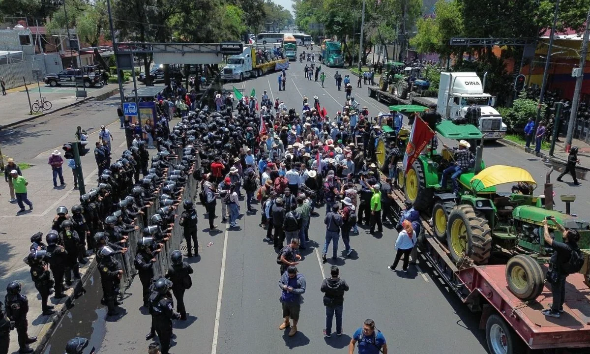 Productores de maíz de Tlaxcala denunciaron incumplimientos en los acuerdos de compra de cosechas y bajos precios del grano durante manifestaciones.