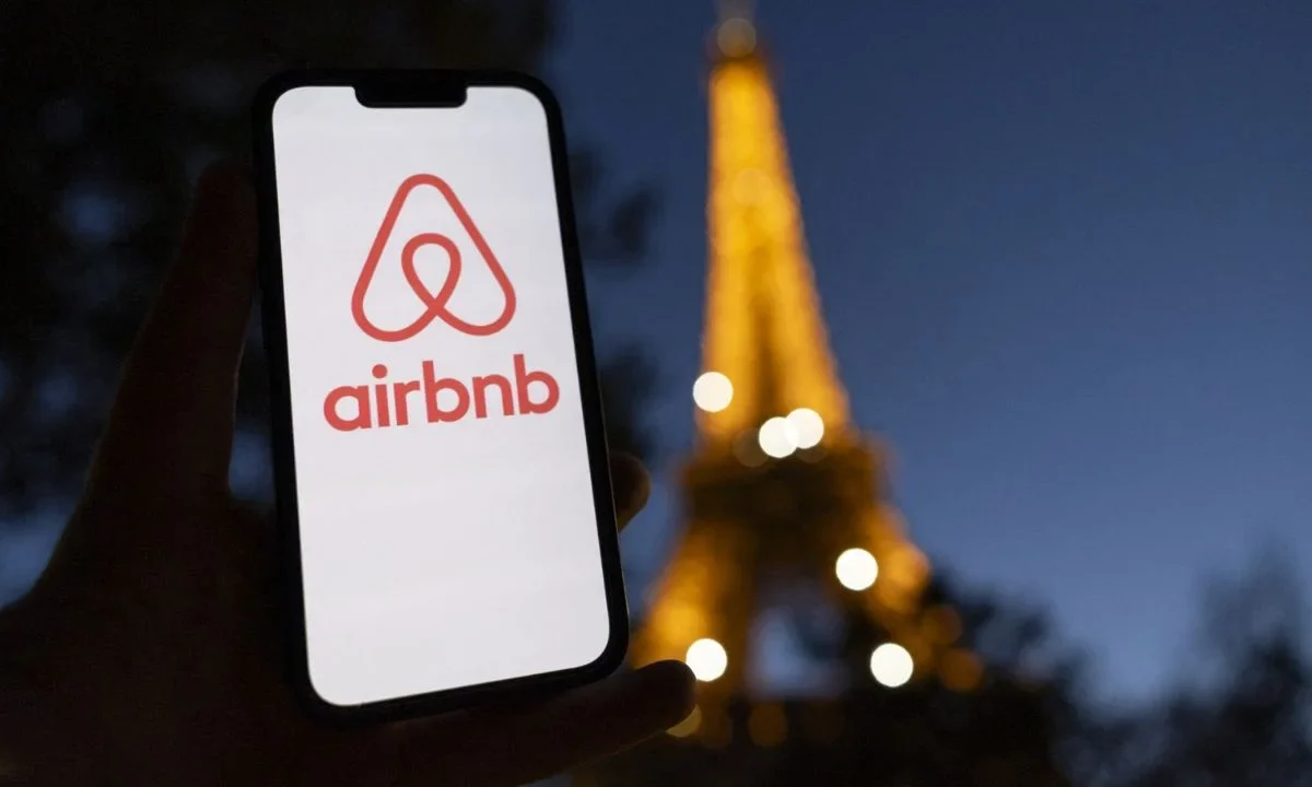 Airbnb se esfuerza por captar la atención de un mayor número de viajeros ante el liderazgo de plataformas como Booking.com y Expedia. 