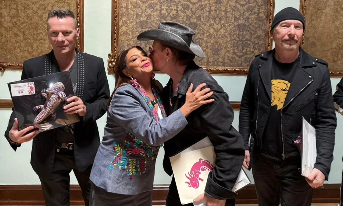 En medio de su visita a México, Clara Brugada hizo una invitación formal a U2, para ofrecer un concierto en el Zócalo de la CDMX.