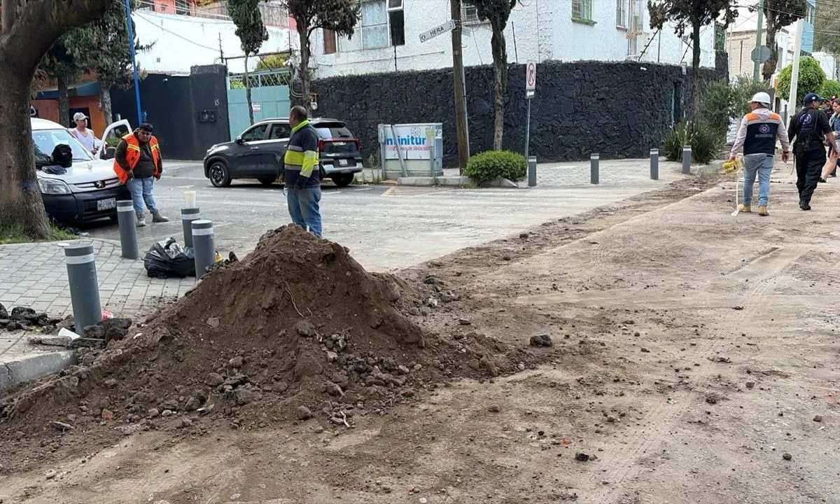 Autoridades de la alcaldía Benito Juárez suspendieron obra y se llevan detenido al responsable de la construcción por falta de permisos.