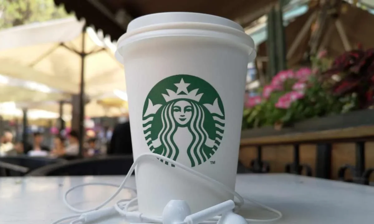 Grupo Alsea anunció la renovación con Starbucks.