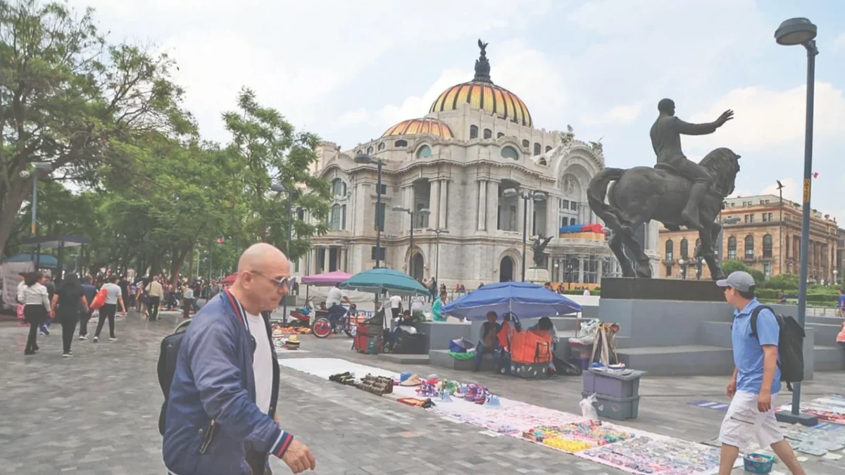 Bellas Artes y la Alameda Central permanecen tomadas por los comerciantes que dificultan el tránsito y recreación de los peatones y turistas.