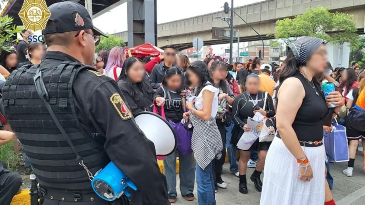 Al grito de ¡Fuera revendedores! fanáticos del grupo BTS comenzaron a ocupar gran parte del camellón de Circuito Interior para escucharlos.