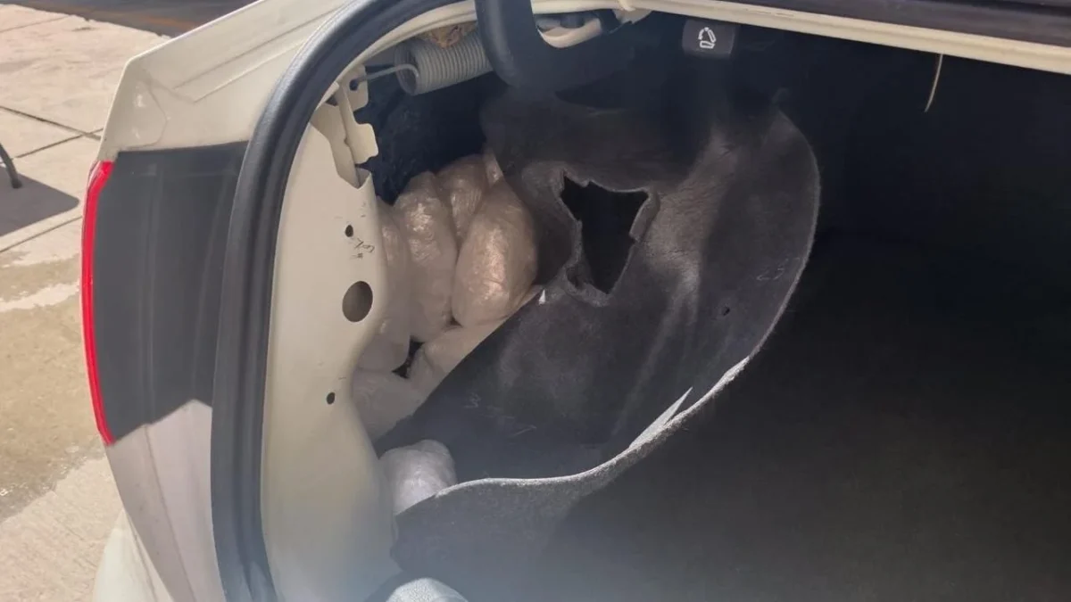 En Chihuahua Fuerzas federales aseguraron un vehículo con 25 mil pastillas de fentanilo y aproximadamente 20 kilos de metanfetamina.