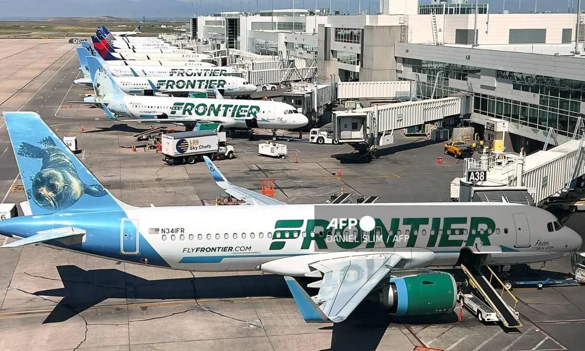 Avión embiste y mata a un peatón durante despegue en aeropuerto.