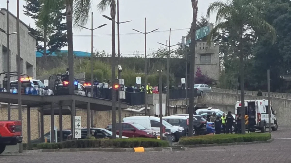 Una persona resultó herida tras una balacera registrada en el centro comercial Plaza La Antigua, en el municipio de Atizapán.