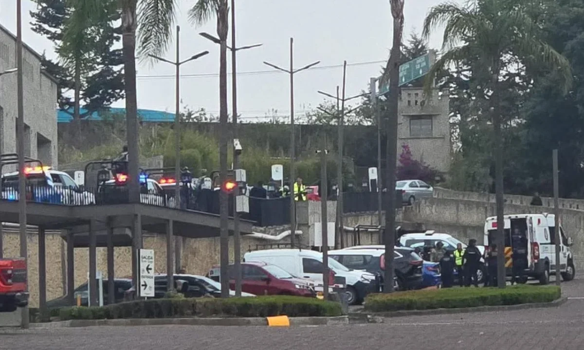Una persona resultó herida tras una balacera registrada en el centro comercial Plaza La Antigua, en el municipio de Atizapán.