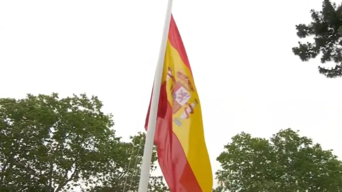 La bandera de España cayó durante una ceremonia de izado en el marco del Día de las Fuerzas Armadas, un incidente que llamó la atención de los asistentes y se viralizó en redes sociales.