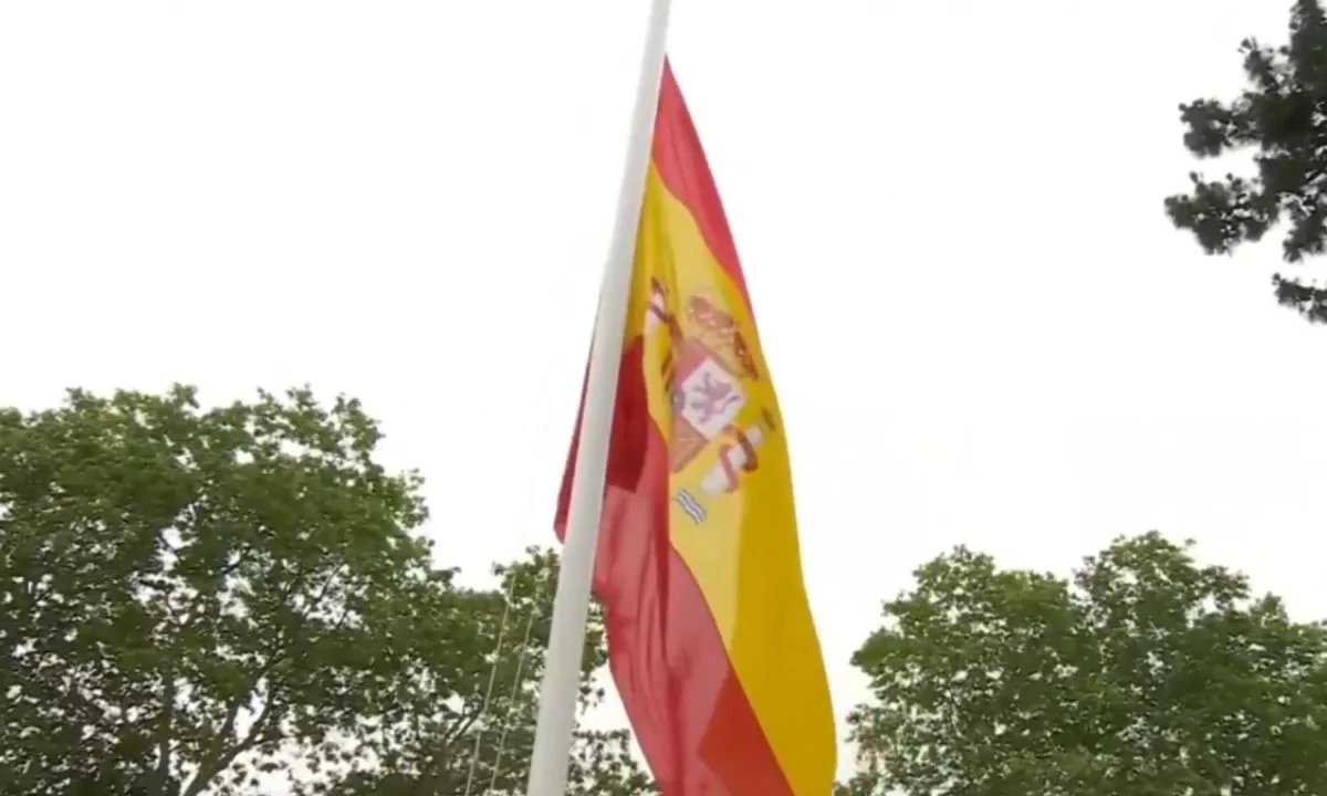 La bandera de España cayó durante una ceremonia de izado en el marco del Día de las Fuerzas Armadas, un incidente que llamó la atención de los asistentes y se viralizó en redes sociales.