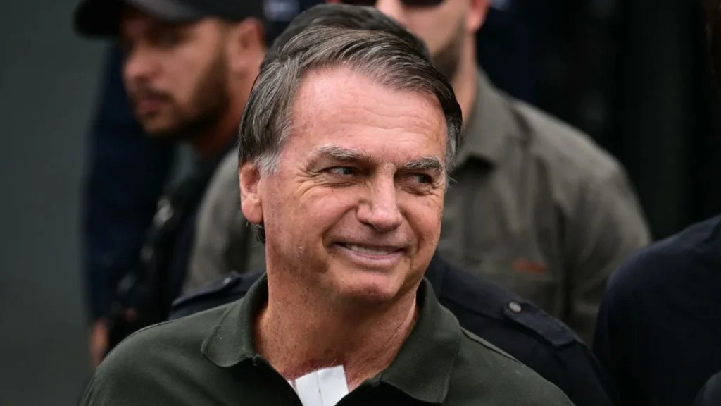 El expresidente de Brasil, Jair Bolsonaro, fue hospitalizado en Brasilia para someterse a una operación de hombro mientras cumple prisión domiciliaria por tentativa de golpe de Estado.
