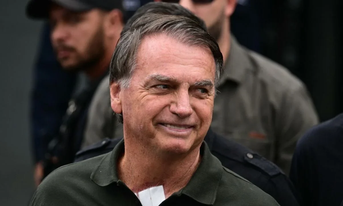 El expresidente de Brasil, Jair Bolsonaro, fue hospitalizado en Brasilia para someterse a una operación de hombro mientras cumple prisión domiciliaria por tentativa de golpe de Estado.