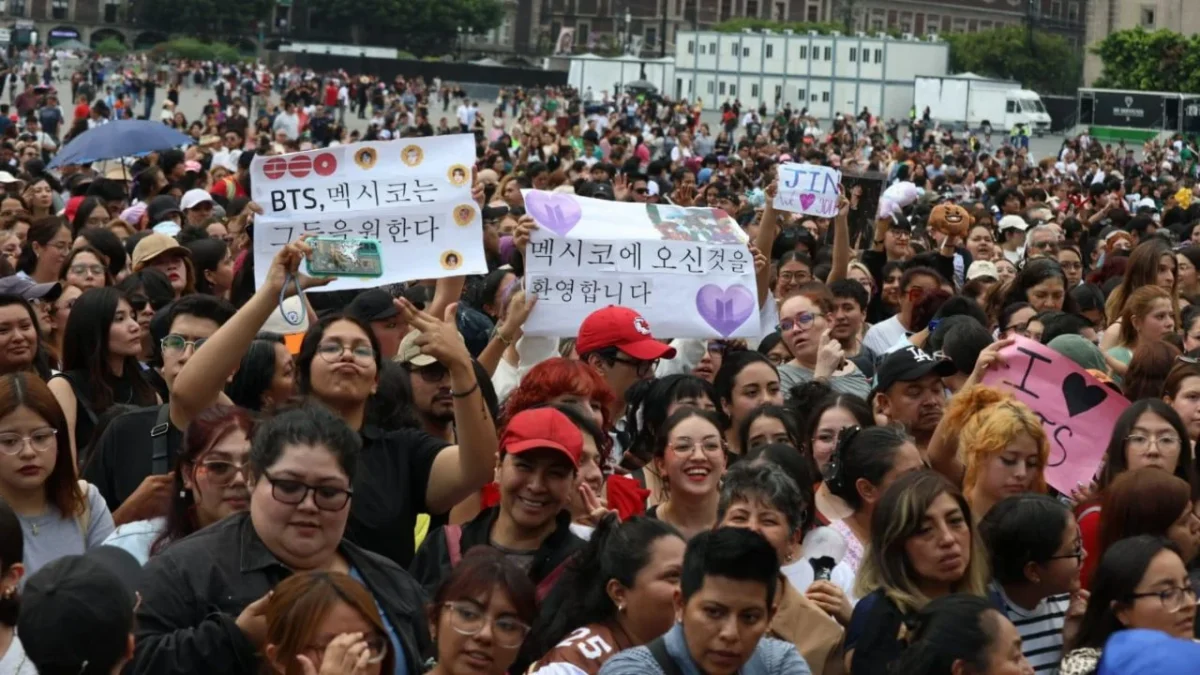 Las y los armys pudieron ver completamente en vivo a integrantes de la banda BTS asomarse por uno de los balcones de Palacio Nacional.