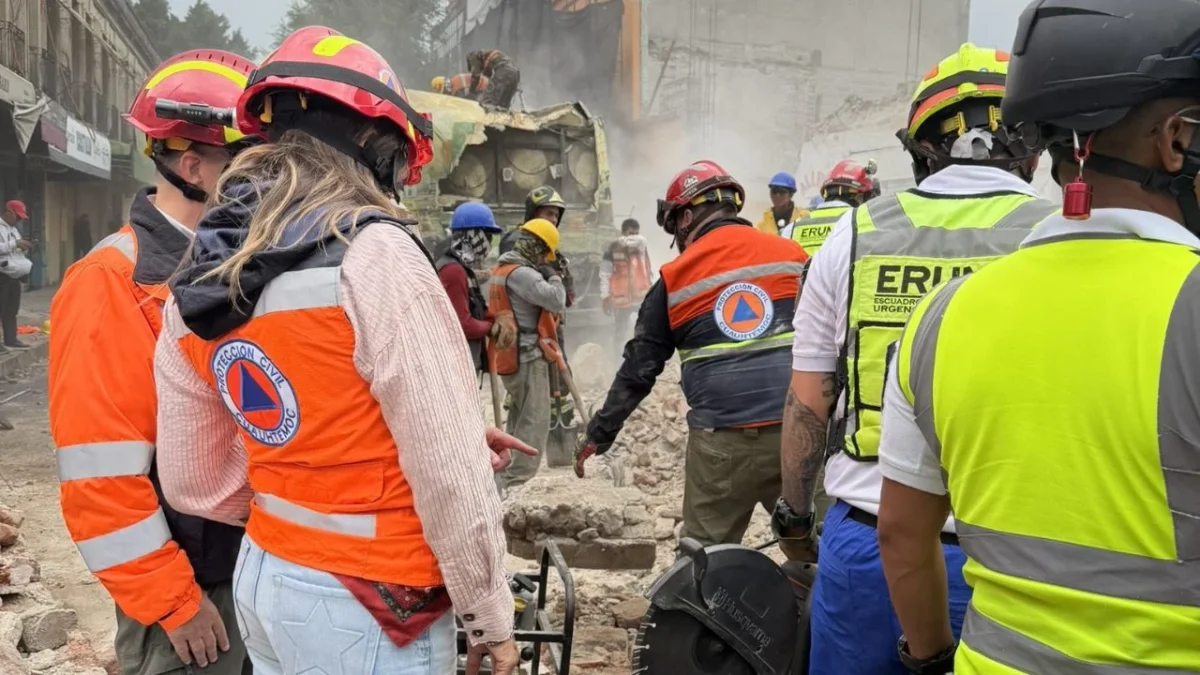 Paramédicos acudieron a la zona del derrumbe de la barda en la colonia Centro para atender a las cuatro personas que resultaron lesionadas.