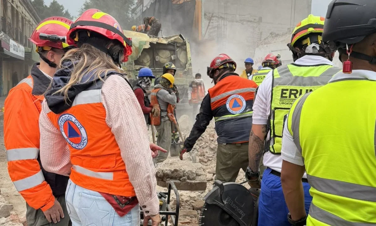 Paramédicos acudieron a la zona del derrumbe de la barda en la colonia Centro para atender a las cuatro personas que resultaron lesionadas.