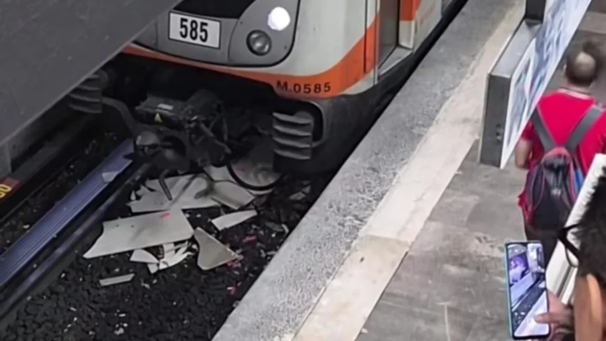 Un pedazo de plafón cayó a la zona de vías en la estación Xola de la Línea 2 del Metro CDMX, el servicio se vio afectado con retrasos.