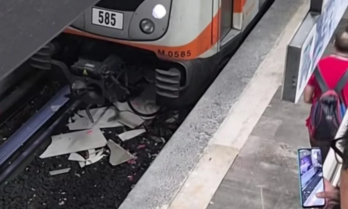 Un pedazo de plafón cayó a la zona de vías en la estación Xola de la Línea 2 del Metro CDMX, el servicio se vio afectado con retrasos.