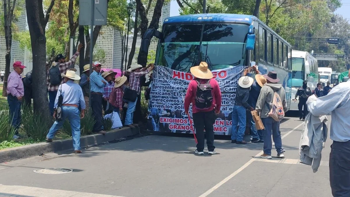 Campesinos fueron agredidos por granaderos en Paseo de la Reforma y Eje 2 para evitar que el contingente avance con maquinaria pesada.