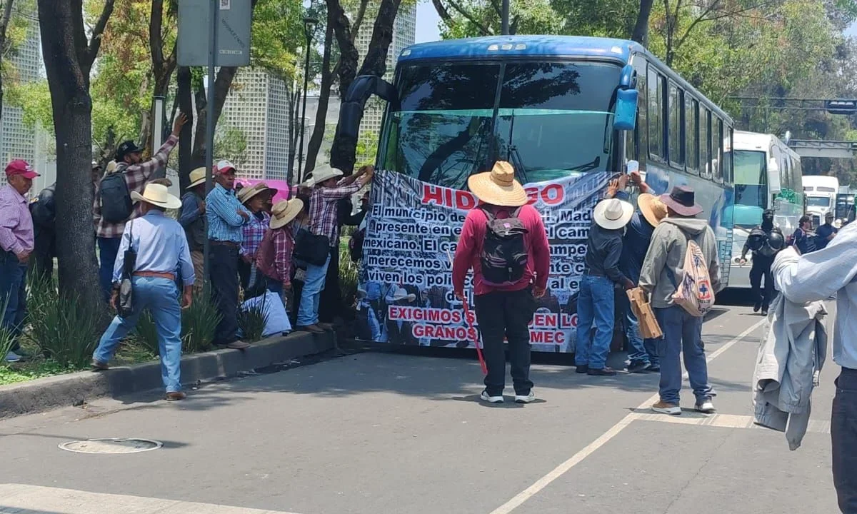 Campesinos fueron agredidos por granaderos en Paseo de la Reforma y Eje 2 para evitar que el contingente avance con maquinaria pesada.