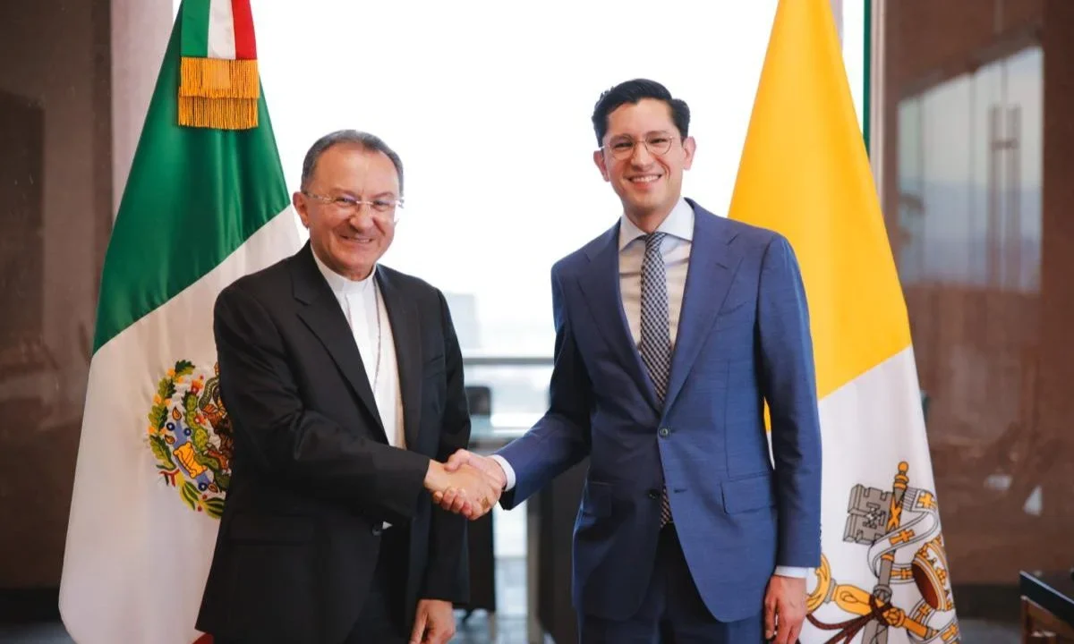Roberto Velasco y el nuncio apostólico, Joseph Spiteri