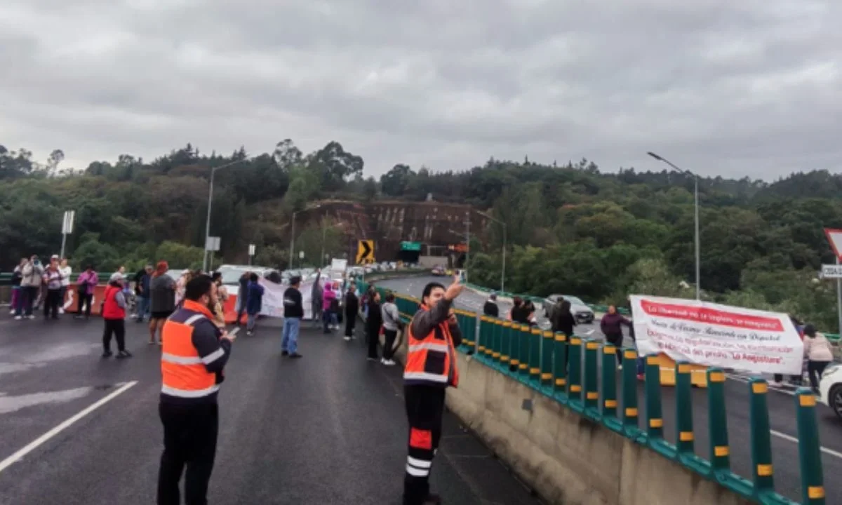 Manifestantes mantienen cerrados los accesos a la Supervía, provocando severo caos vial en San Jerónimo y Luis Cabrera, al sur de la CDMX.
