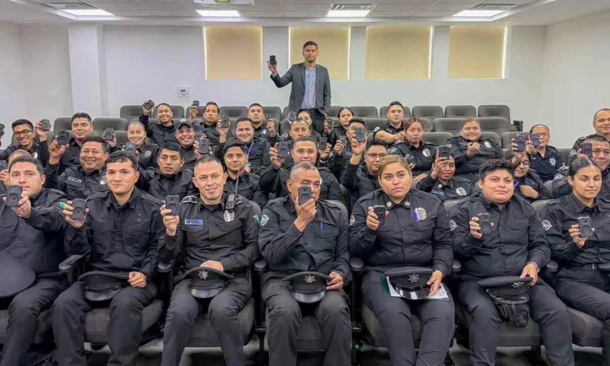 Capacitan a Policías de Monterrey en uso de cámaras corporales con traductor de idiomas, en el marco del Mundial 2026.