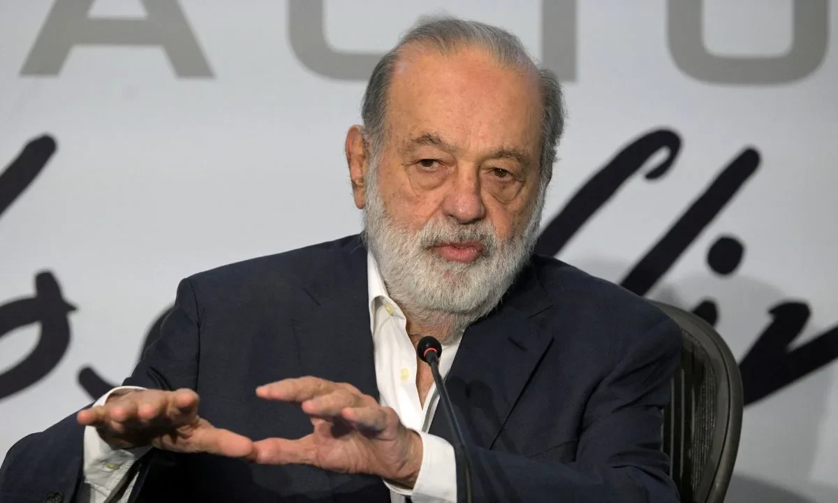 Pese a dar espaldarazo a Sheinbaum, Carlos Slim critica que 25 años después de gestiones no le han autorizado la televisión abierta.