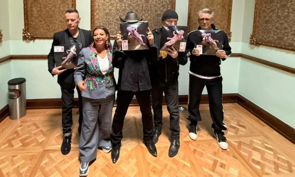 Clara Brugada recibe a U2 con un ajolote en la CDMX.