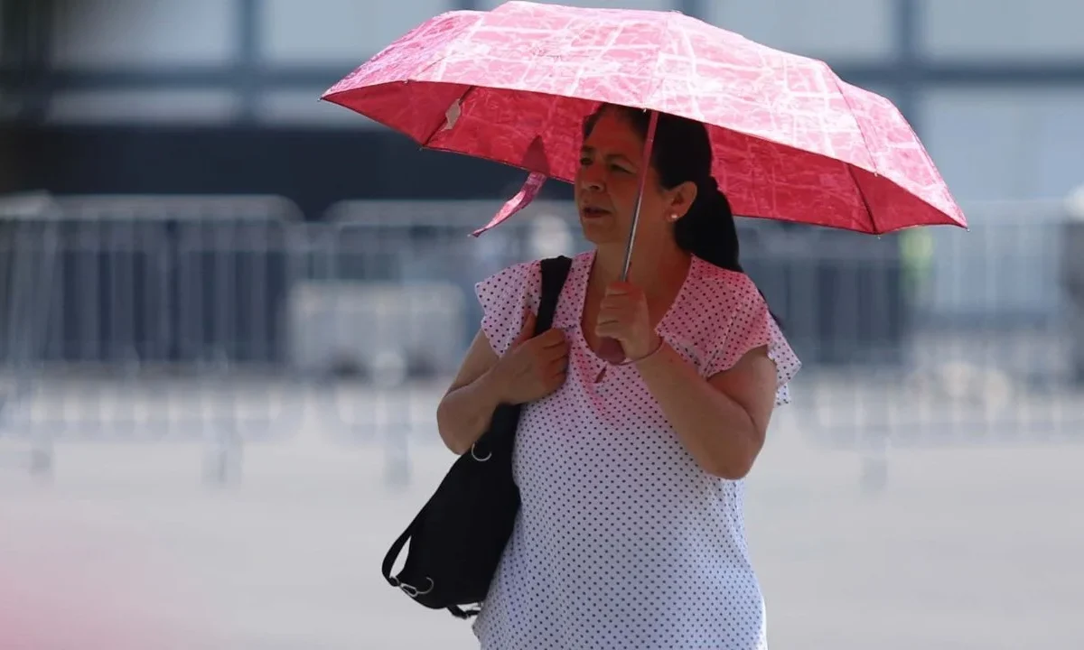 El clima hoy mantendrá temperaturas extremas en gran parte del país, mientras lluvias fuertes y vientos con tolvaneras impactarán regiones del sureste y norte de México.