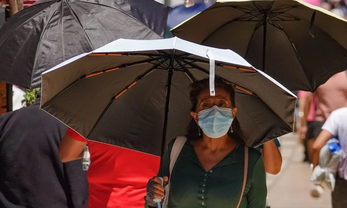 La onda de calor persistirá en gran parte del país, mientras tormentas intensas y posibles tornados amenazan estados del norte y centro de México.