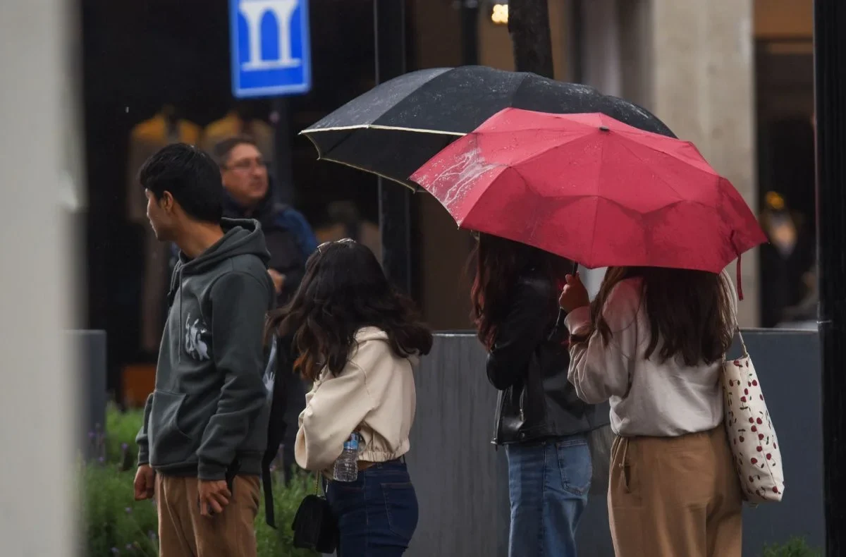 Clima hoy: fuertes lluvias, descargas eléctricas y altas temperaturas marcarán la jornada en el sureste y otras regiones de México.