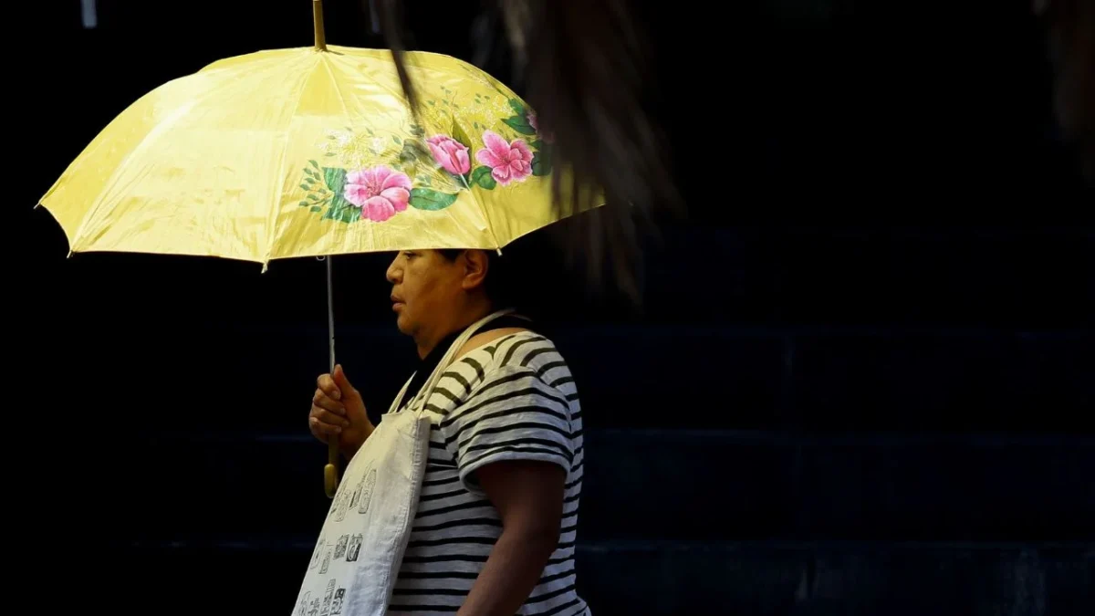 Una fuerte onda de calor afecta a más de 27 entidades de México, con altas temperaturas, vientos intensos y lluvias aisladas en algunas regiones.