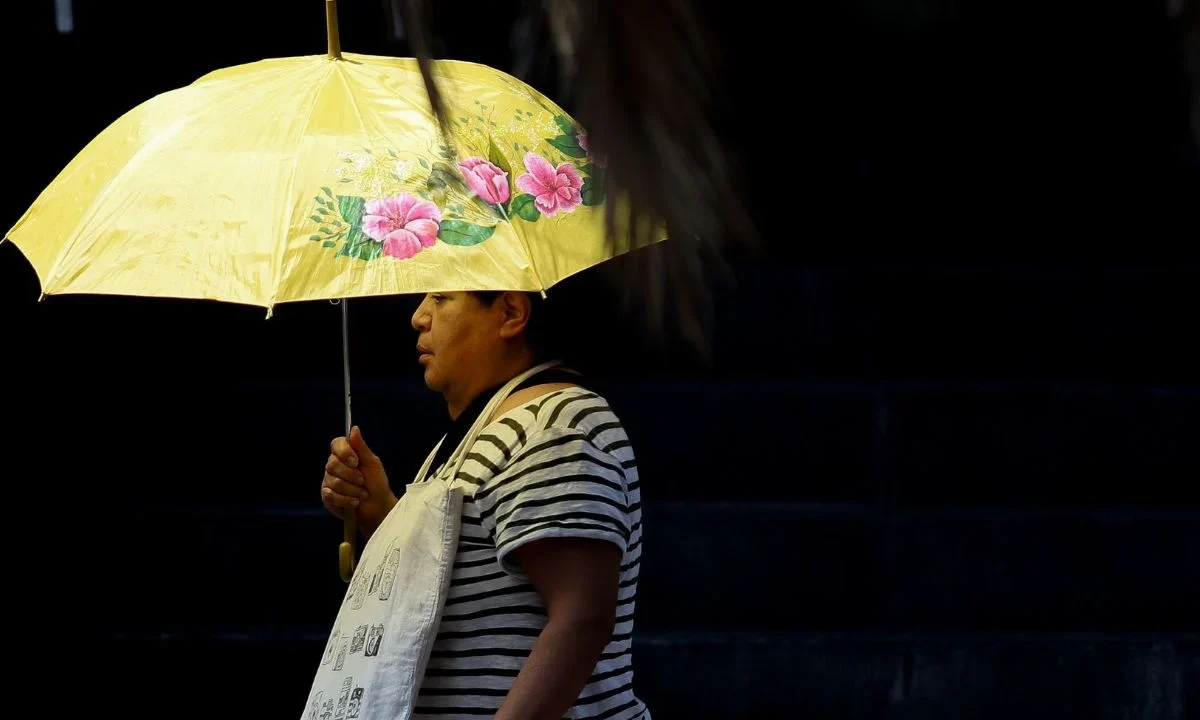 Una fuerte onda de calor afecta a más de 27 entidades de México, con altas temperaturas, vientos intensos y lluvias aisladas en algunas regiones.