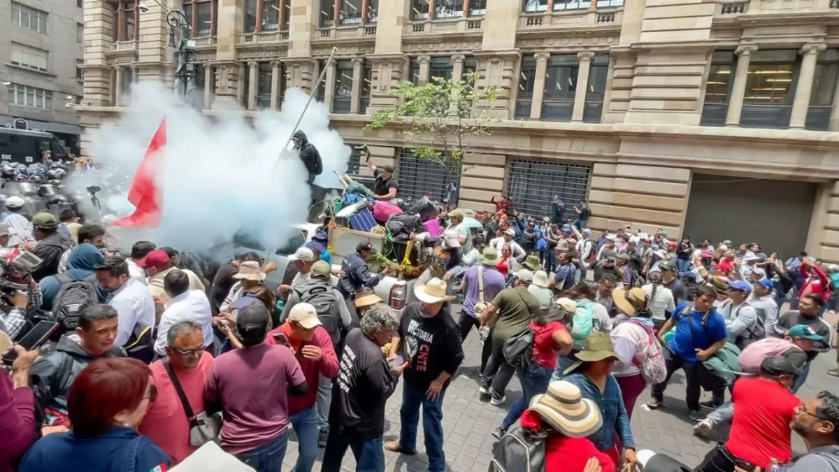 Maestros de la CNTE intentaron llegar al Zócalo capitalino pero las autoridades impidieron su acceso, instalan plantón en 5 de Mayo.