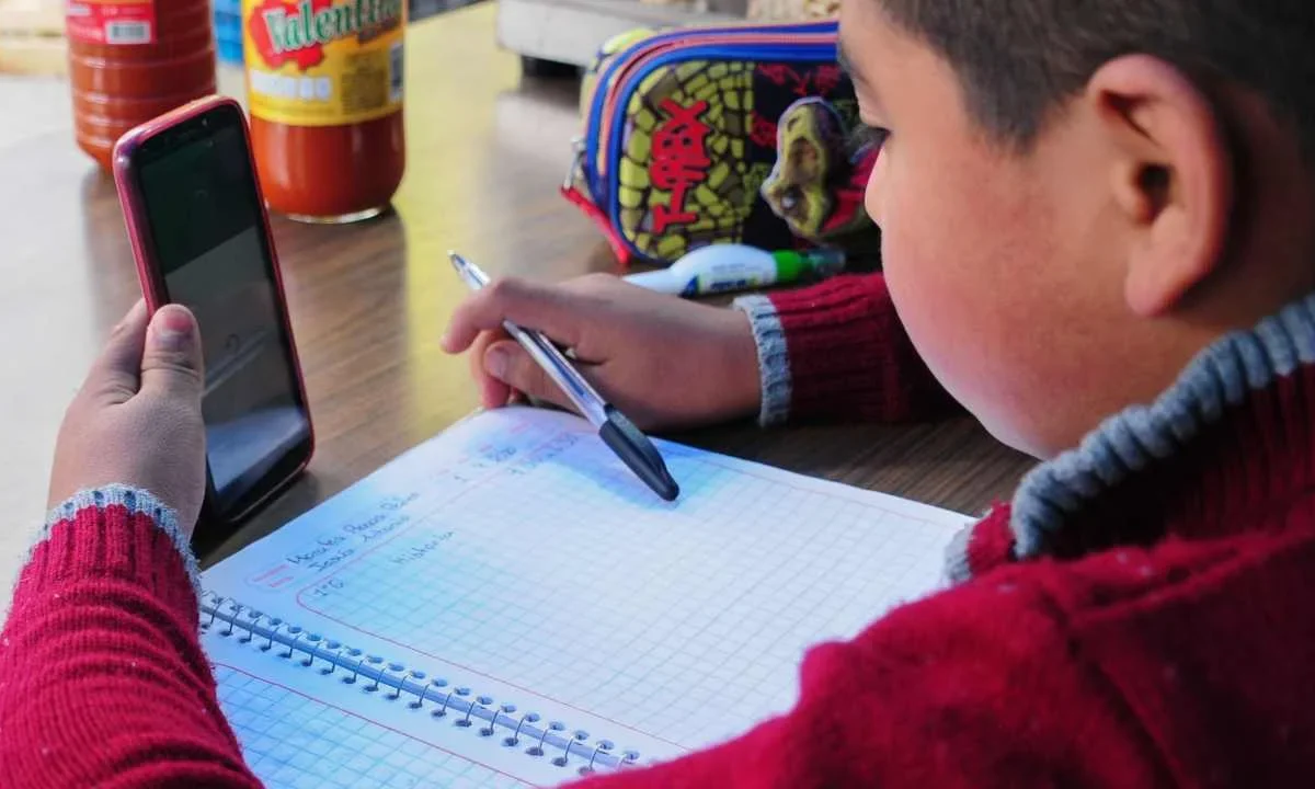 El Congreso de la CDMX aprueba regular uso de celulares en escuelas.