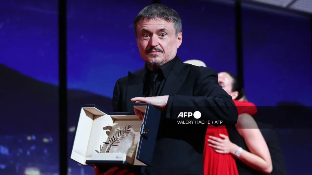 El rumano Cristian Mungiu se alzó en el Festival de Cannes con su segunda Palma de Oro por 'Fjord', que reflexiona sobre la polarización.