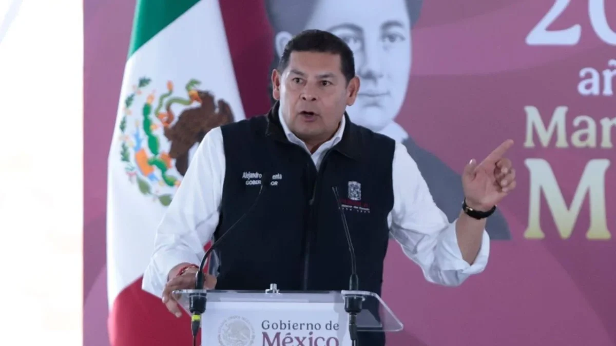 Alejandro Armenta, gobernador de Puebla, generó polémica al declarar que ‘cuando no me da tiempo, uso el helicóptero, para eso es’.