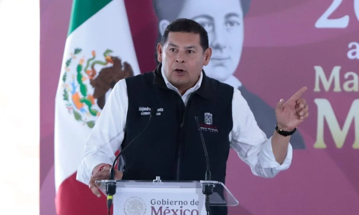 Alejandro Armenta, gobernador de Puebla, generó polémica al declarar que ‘cuando no me da tiempo, uso el helicóptero, para eso es’.